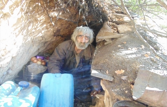 Yıllardır mağarada yaşayan adam kulübeye taşındı!