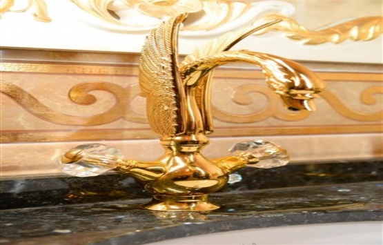 Malatya daki altın kaplamalı apartman görenleri hayrete düşürüyor!