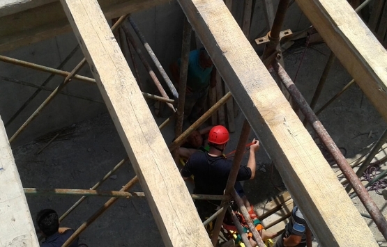 Sultangazi de inşaattan düşen işçi yaralandı!