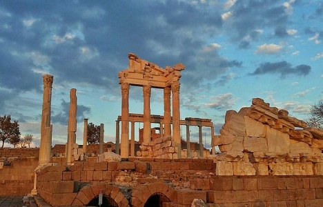 Bergama Belediyesi restorasyon çalışmaları sürüyor!