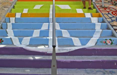 İzmir’de sokak merdivenleri rengarenk boyanıyor!