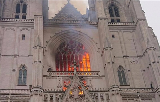 Fransa’daki tarihi Nantes Katedrali’nde yangın!