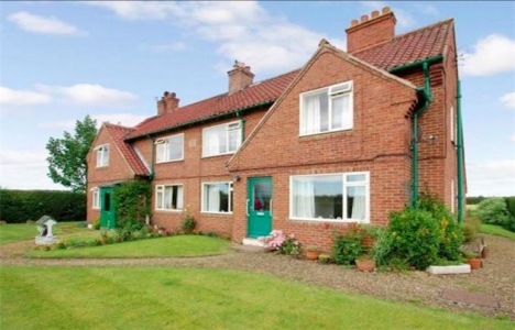 İngiltere de 56 milyon TL ye satılık köy!