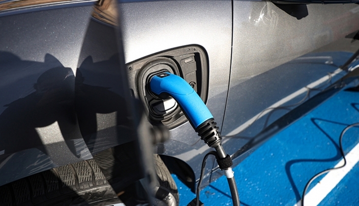 Otomobil sektörüne yeni soluk! Bu sene satılan arabaların yüzde 15 i elektrikli olacak...