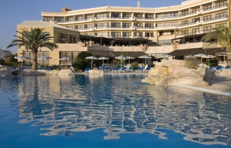 Kıbrıs'ta kaçak otelin yıkımı yargıya taşındı!