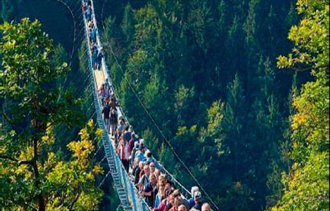 Almanya'daki 365 metrelik asma köprü açıldı!