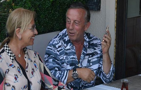 Ali Ağaoğlu altın kaplama telefonu ile dikkat çekti!