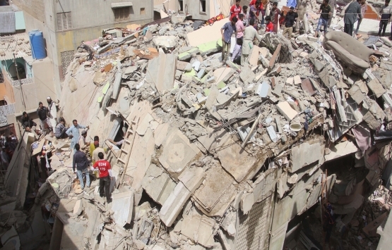 Pakistan da 5 katlı bina çöktü!