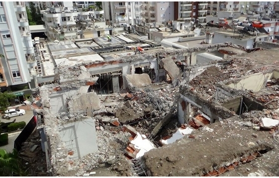 Antalya'da bina yıkımı sırasında işçinin üzerine beton blok düştü!