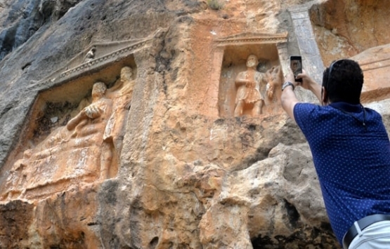 Tarihi yapı Adamkayalar'ı talan ettiler!
