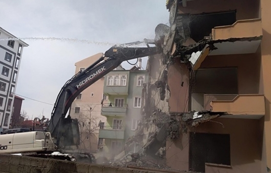 Van İpekyolu'nda ağır hasarlı 4 yapı yıkıldı!