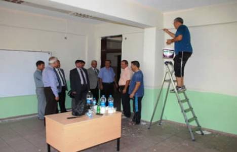Adana'da fedakar öğretmen okulu boyadı!