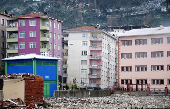 Rize'de 96 daireli 4 bina yan yattı!