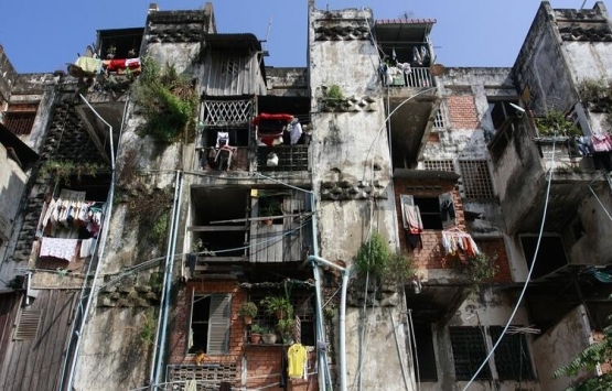 Kamboçya da eski binada kendi devletlerini kurdular!