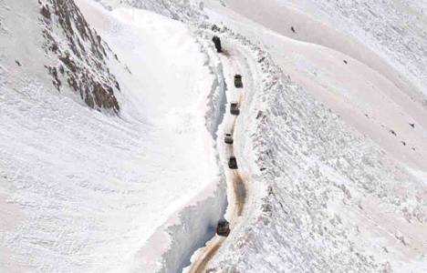 Bahçesaray-Van karayoluna çığ düştü!