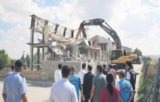 Gölbaşı’ndaki 4 katlı kaçak bina yıkıldı!