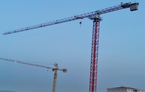 Hollanda’da iki kule vinci evlerin üzerine devrildi!