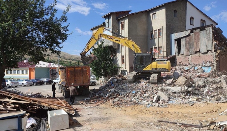 Hatay ve Adıyaman'da ağır hasarlı binaların yıkımı sürüyor!