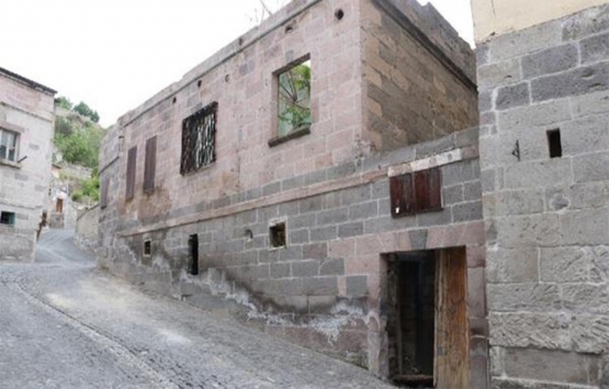 Kayseri'de 2 katlı tarihi evin çatısı çöktü!