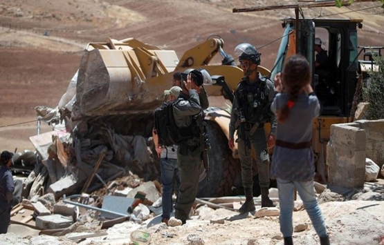 İsrail askerleri Batı Şeria da Filistinlilere ait iki evi yıktı!
