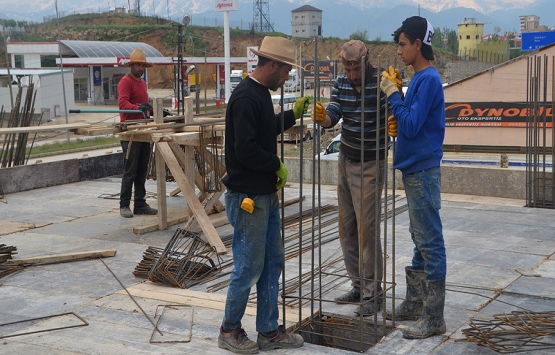Hakkari de inşaat işçilerinin zorlu ramazan mesaisi!