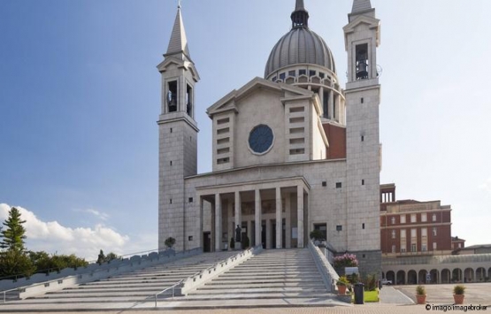 İtalya'da sağcı iktidar Müslümanlara kilise sattı!