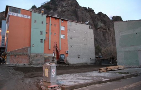 Osmancık Saat Kulesi Meydanı'ndaki metruk bina yıkıldı!