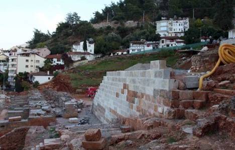 Fethiye'deki Telmessos antik tiyatro turizm sezonuna yetişmeyecek!