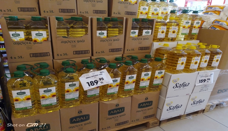 Ayçiçek yağlarına görülmemiş zam! Raftaki etiket fiyatını görenler sebebini öğrenince çaresiz kaldı