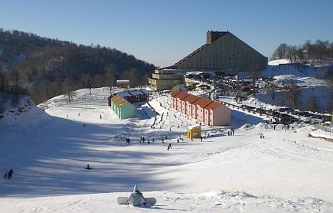 Kartepe'deki kayak merkezinde hafta sonu yoğunluğu!