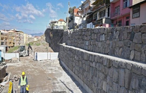 Konak'ta çöken istinat duvarı yenilendi!