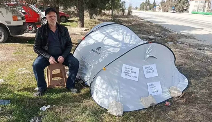 5 bin TL'lik kiranın 8 bin TL olmasına sinirlenen emekli kiracı, adliyenin karşısında çadır kurdu!