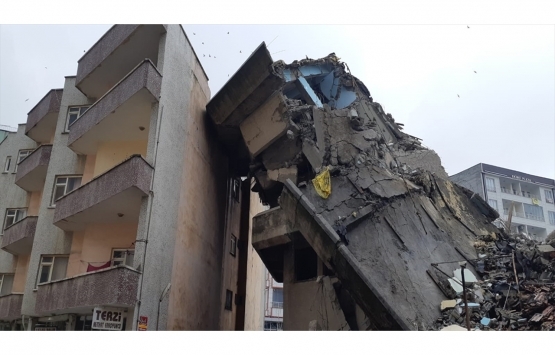 Siirt te yıkımı yapılan bina bitişikteki binanın üzerine devrildi!