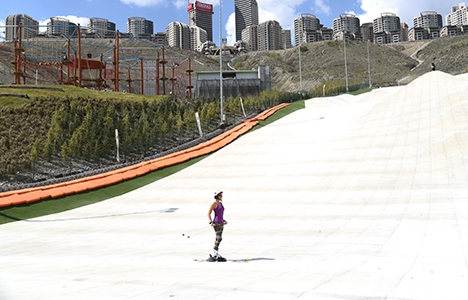 Ece Vahapoğlu, Sinpaş Altınoran'da kayak yaptı!