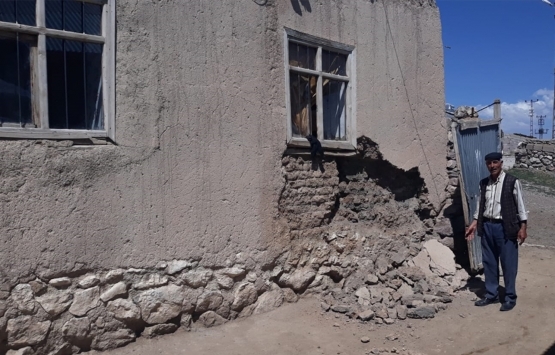 Van Gürpınar da bazı evler hasar gördü!