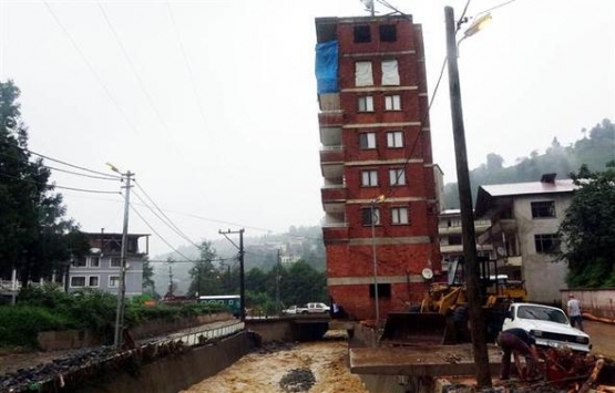 Rize de çok tartışılan 7 katlı bina yıkılıyor!