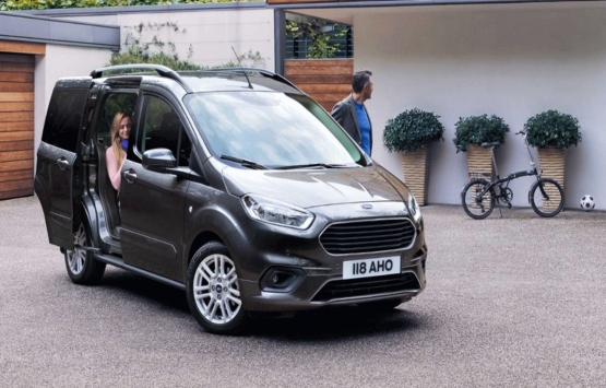 Ford'den diğer markaları çılgına çevirecek indirim! Tam 3 bin 400 TL! İşte Tourneo 2022 Mart fiyat listesi...