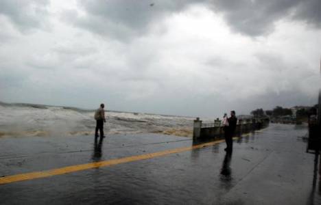 Düzce'de poyraz nedeniyle denizde dalga boyu 5 metreyi aştı!