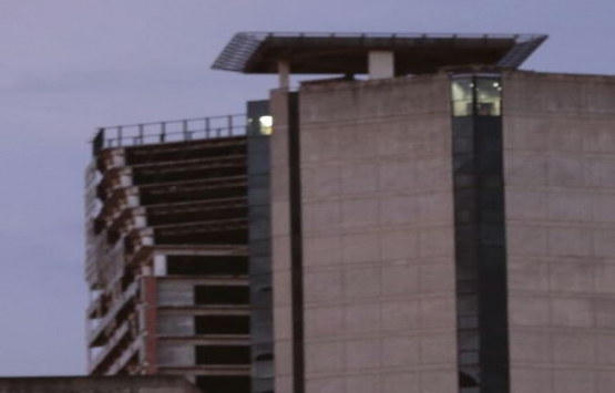 Venezuela’daki 200 metrelik gökdelen eğildi!