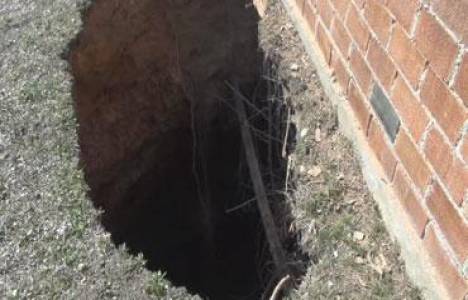 Doğansite İlköğretim Okulu'nun bahçesinde göçük meydana geldi!