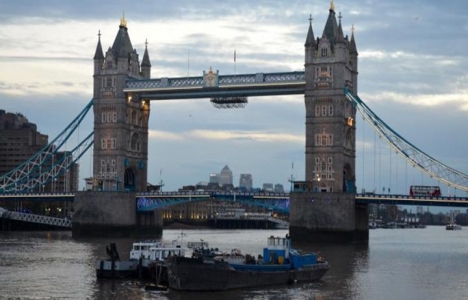 Londra'nın simgesi Tower Bridge'e cam zemin!