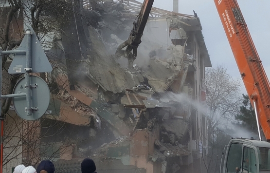 Büyükçekmece de riskli 2 bina yıkıldı!