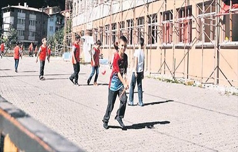 Çamlıhemşin Atatürk İlkokulu'ndaki tadilat ne zaman bitecek?