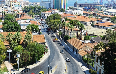 İzmir Vahap Özaltay Meydanı'nda yol genişletme çalışmaları tamamlandı!