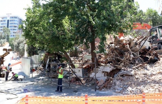 İzmir'de metro inşaatı sebebiyle iş yerinde hasar meydana geldi!