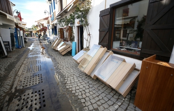 İzmir Seferihisar'da tsunami ev ve iş yerlerine hasar verdi!