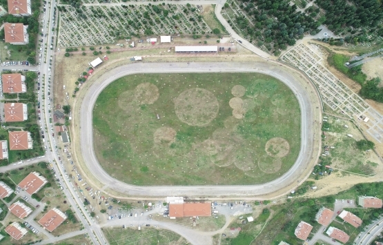 Gölcük te deprem enkaz alanında artık at yarışları yapılıyor!