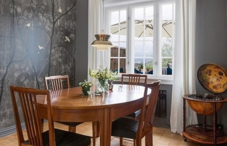 Yıkılmak istenen evin içi görenleri büyülüyor!