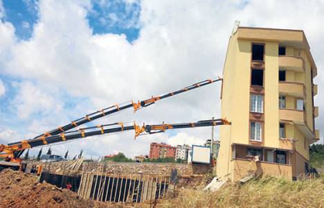 Yıkılmak üzere olan binada yaşam devam ediyor! 