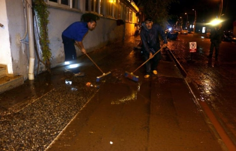 Marmaris'te sağanak yağış nedeniyle ev ve iş yerlerini su bastı!